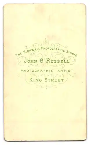 Fotografie John B. Russell, Kirkwall, King Street, Junges Paar in modischer Kleidung