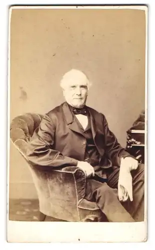 Fotografie Benjamin Scott, Carlisle, Devonshire St., Älterer Herr im Anzug mit Fliege
