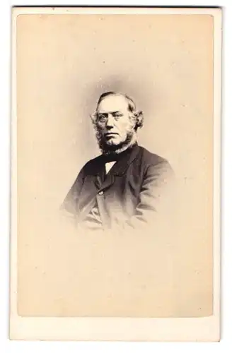 Fotografie Benjamin Scott, Carlisle, Devonshire St., Charmanter Herr im Anzug mit Chin-Strap