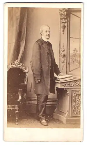 Fotografie Oglesby, Preston, Bürgerlicher Herr mit einem Buch