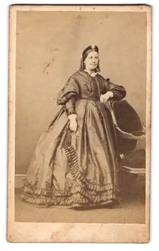Fotografie Oglesby, Preston, Bürgerliche Dame im festlichen Kleid