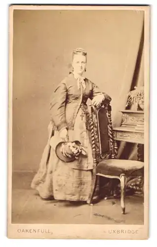 Fotografie E. Oakenfull, Uxbridge, 66 St. Andrews, Junge Dame in hübscher Kleidung
