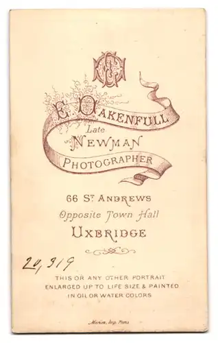 Fotografie E. Oakenfull, Uxbridge, 66 St. Andrews, Junge Dame in hübscher Kleidung