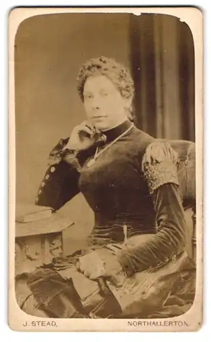 Fotografie J. Stead, Northallerton, Bürgerliche Dame im Samtkleid mit Medaillon
