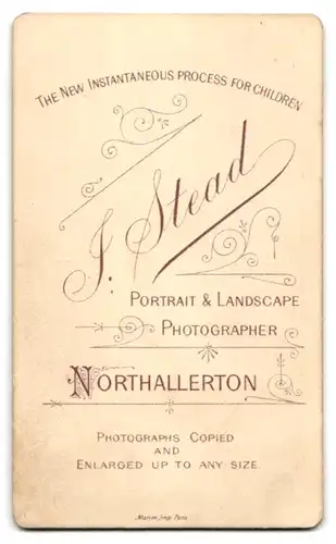 Fotografie J. Stead, Northallerton, Bürgerliche Dame im Samtkleid mit Medaillon