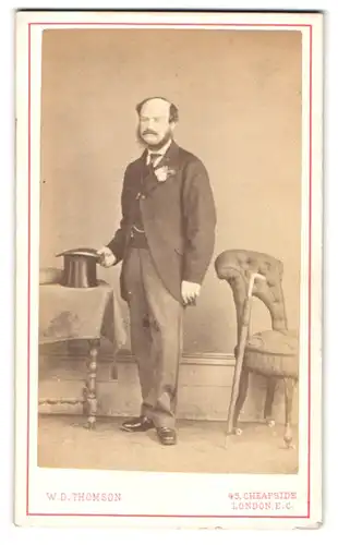 Fotografie W. D. Thomson, London-EC, 45, Cheapside, Bürgerlicher Herr in Anzugjacke mit Zylinderhut