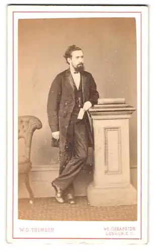Fotografie W. D. Thomson, London-EC, 45, Cheapside, Modisch gekleideter Herr mit Bart