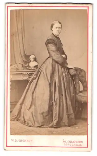 Fotografie W. D. Thomson, London-EC, 45, Cheapside, Junge Dame im hübschen Kleid