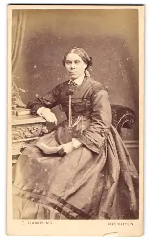 Fotografie C. Hawkins, Brighton, 32 & 38 Preston Street, Bürgerliche Dame im modischen Kleid