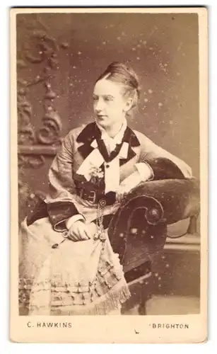 Fotografie C. Hawkins, Brighton, 32 & 38 Preston Street, Junge Dame in modischer Kleidung