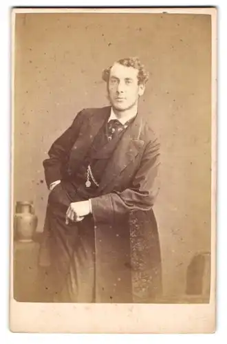 Fotografie Herbert Watkins, London-W., 215, Regent St., Junger Herr in modischer Kleidung
