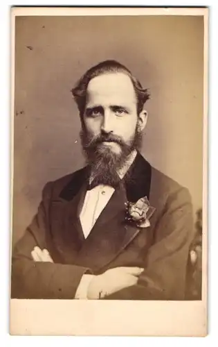 Fotografie Herbert Watkins, London-W., 215, Regent St., Junger Herr im Anzug mit Vollbart