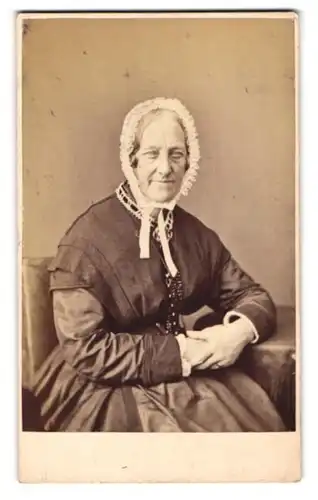 Fotografie Herbert Watkins, London-W., 215, Regent St., Ältere Dame im Kleid mit Haube