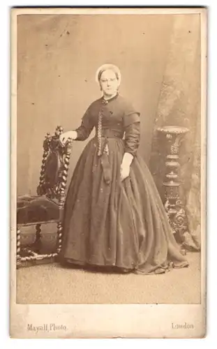 Fotografie Mayall, London, 224, Regent Street, Bürgerliche Dame im Kleid mit Haube