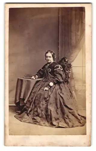 Fotografie J. W. Tomas, Hastings, 45, George St., Bürgerliche Dame im Kleid