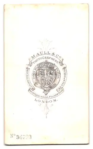 Fotografie Maull & Co., London-W., 187 A, Picadilly, Bürgerlicher Herr mit Buch am Schreibtisch