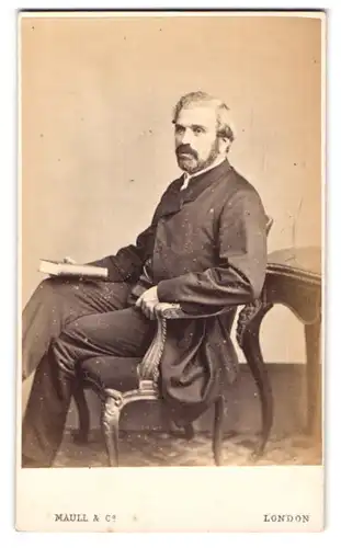 Fotografie Maull & Co., London-W., 187 A, Picadilly, Bürgerlicher Herr mit Backenbart und Buch