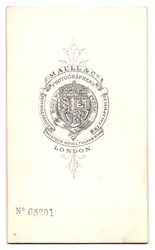 Fotografie Maull & Co., London-W., 187 A, Picadilly, Bürgerlicher Herr mit Backenbart und Buch