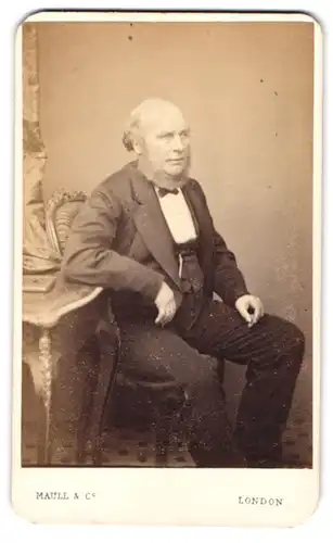 Fotografie Maull & Co., London-W., 187 A, Piccadilly-W, Älterer Herr im Frack mit Chin-Strap