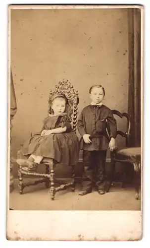 Fotografie Preston & Poole, Penzance, Kinderpaar in modischer Kleidung