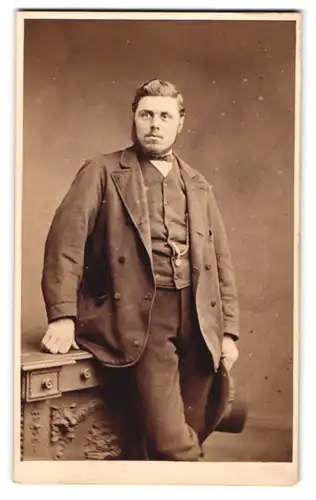 Fotografie Robt. H. Preston, Penzance, Bürgerlicher Herr mit Chin-Strap
