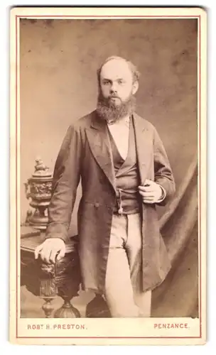 Fotografie Robt. H. Preston, Penzance, Modisch gekleideter Herr mit Vollbart