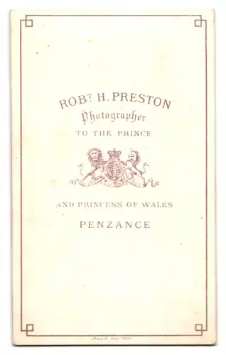Fotografie Robt. H. Preston, Penzance, Junger Herr in modischer Kleidung