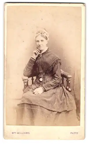 Fotografie Mrs. Williams, Wolverhampton, Darlington Street, Talbot Place, Ältere Dame im kleid mit Haube