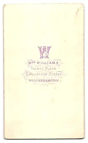 Fotografie Mrs. Williams, Wolverhampton, Darlington Street, Talbot Place, Ältere Dame im kleid mit Haube