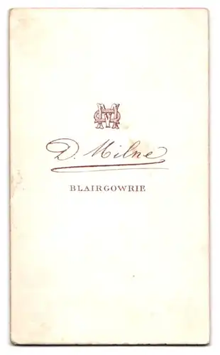 Fotografie D. Milne, Blairgowrie, Bürgerliche Dame sitzt am Tisch