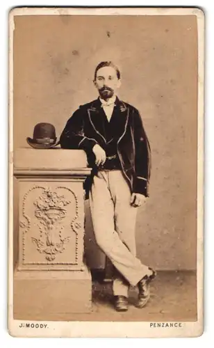Fotografie J. Moody, Penzance, Modisch gekleideter Herr mit Henri Quatre