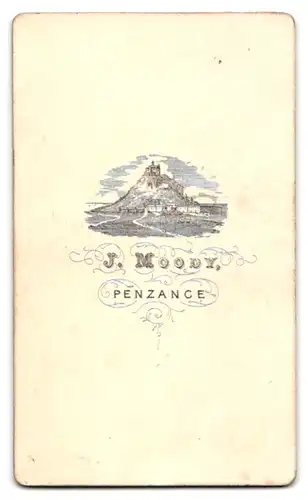 Fotografie J. Moody, Penzance, Modisch gekleideter Herr mit Henri Quatre