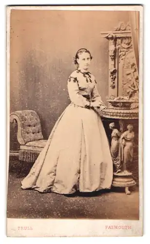 Fotografie J. F. Trull, Falmouth, Junge Dame im hübschen Kleid