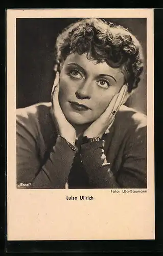 AK Schauspielerin Luise Ullrich stützt ihr Gesicht auf die Hände