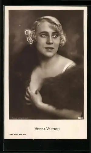 AK Schauspielerin Hedda Vernon im Pelz