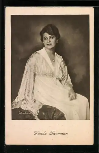 AK Schauspielerin Wanda Treumann in nachdenklicher Haltung