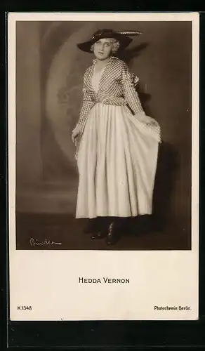 AK Schauspielerin Hedda Vernon im Kleid mit Faltenrock