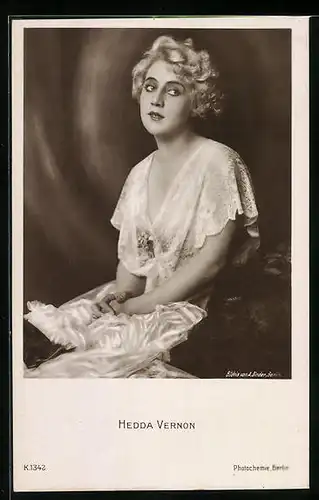 AK Schauspielerin Hedda Vernon in einer Spitzenbluse