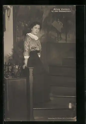 AK Schauspielerin Alice Verden steht an einer Treppe