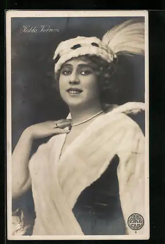 AK Schauspielerin Hedda Vernon in weissem Pelz