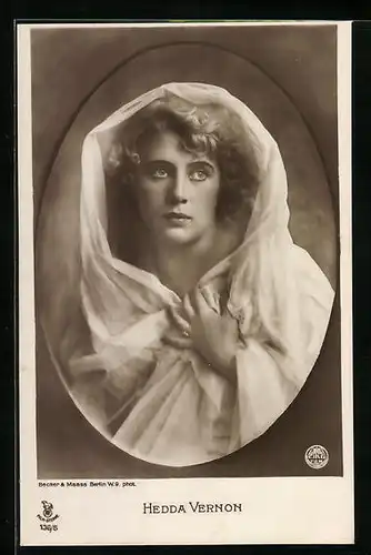 AK Schauspielerin Hedda Vernon in weissem Gewand