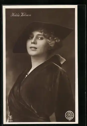 AK Schauspielerin Hedda Vernon mit Hut im Samtmantel