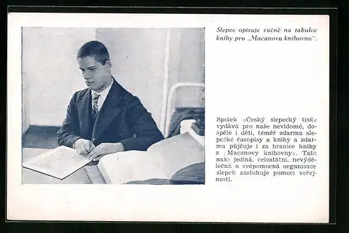 AK Blinder junger Mann beim Lesen der Tastschrift