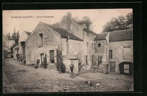 AK Plessis-Piquet, Cour Commune