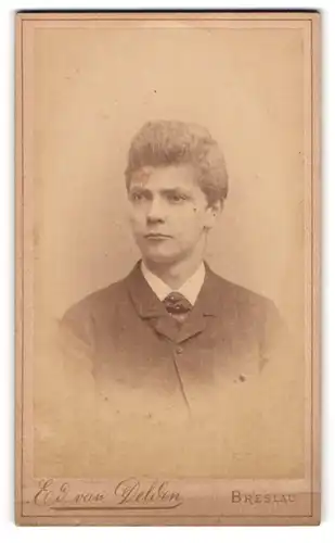 Fotografie Van Velden, Breslau, Gartenstrasse 15a, Junger Herr im Anzug
