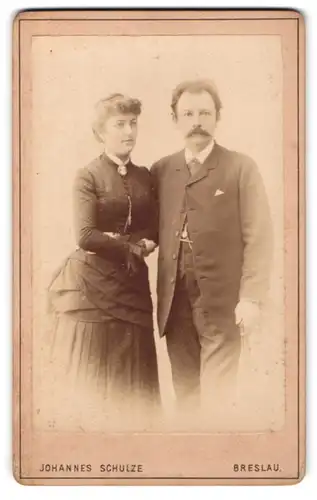 Fotografie Johannes Schulze, Breslau, Matthias-Platz 13, Bürgerliches Paar, Dame mit Brosche, Herr mit Schnurrbart