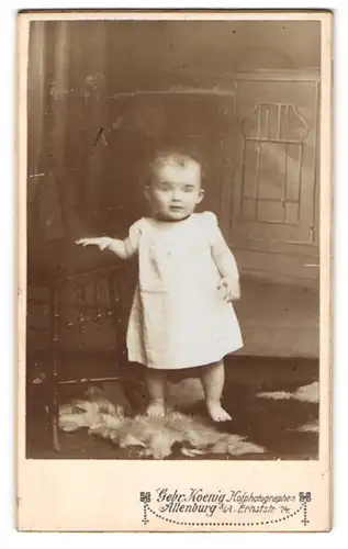 Fotografie Hermann Koenig, Altenburg, Ernst-Strasse 14, Baby an Stuhl stehend