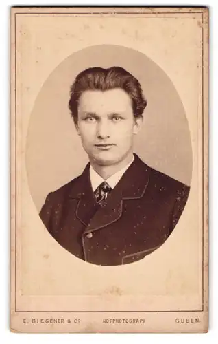 Fotografie E. Biegener & Co., Guben, Wilhelmsplatz 9, Junger Herr im Anzug mit Krawatte