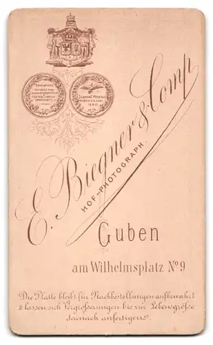 Fotografie E. Biegener & Co., Guben, Wilhelmsplatz 9, Baby mit weissem Latz
