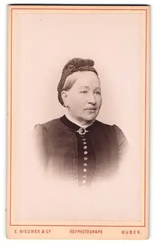 Fotografie E. Biegener & Co., Guben, Wilhelmsplatz 9, Ältere Dame mit schwarzer Haube